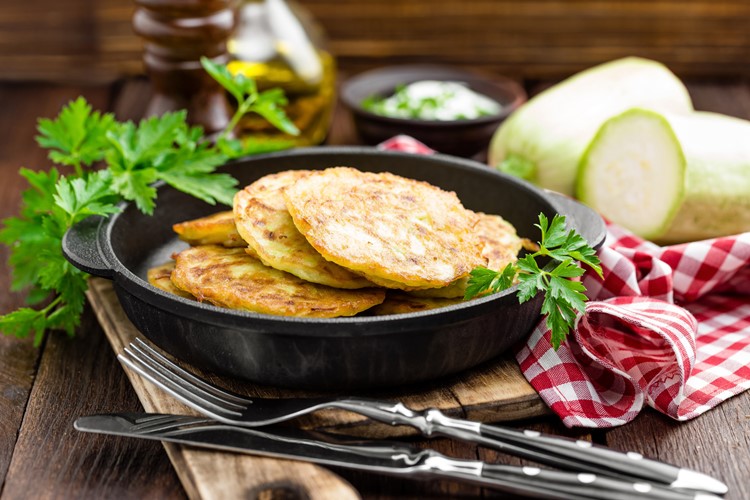 Cuketové lívanečky s jogurtem a mangovým chutney