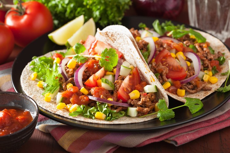 Mexické taco s hovězím masem a křupavou zeleninou