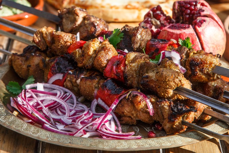 Šašlikový kebab s dipem ze zakysané smetany a švestkovou omáčkou