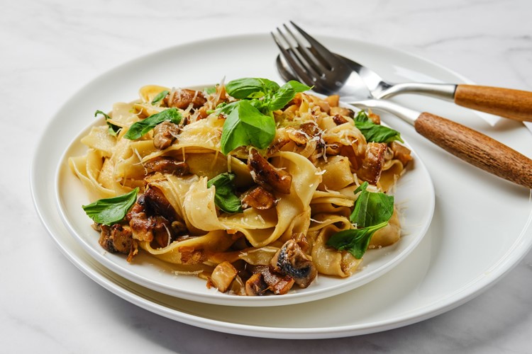 Zapečené pappardelle s pancettou a hříbky